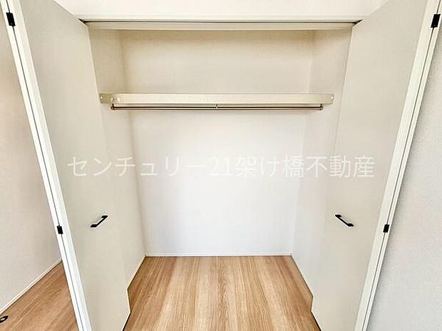 【2階5.25帖寝室】同じ大きさのお部屋を2部屋ご用意しております。全室クローゼット完備