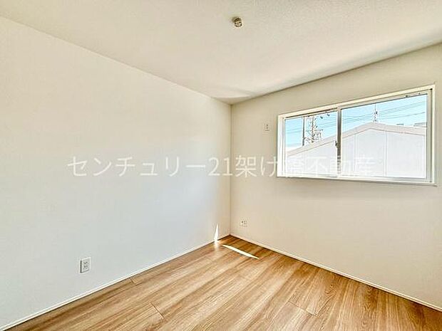 【2階5.25帖寝室】同じ大きさのお部屋を2部屋ご用意しております。全室クローゼット完備