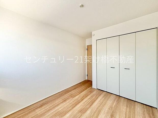 【2階5.25帖寝室】同じ大きさのお部屋を2部屋ご用意しております。全室クローゼット完備