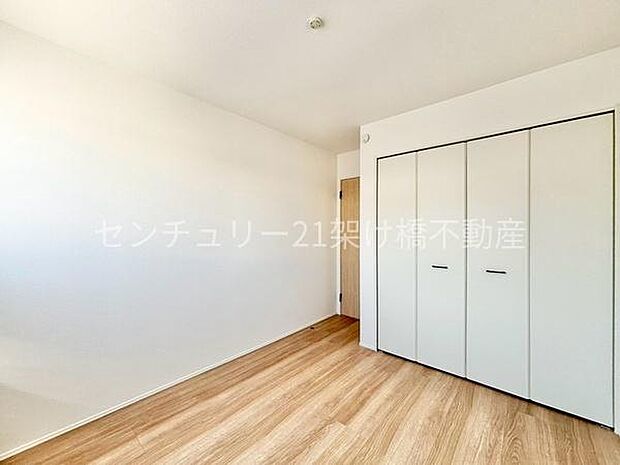 【2階5.25帖寝室】同じ大きさのお部屋を2部屋ご用意しております。全室クローゼット完備