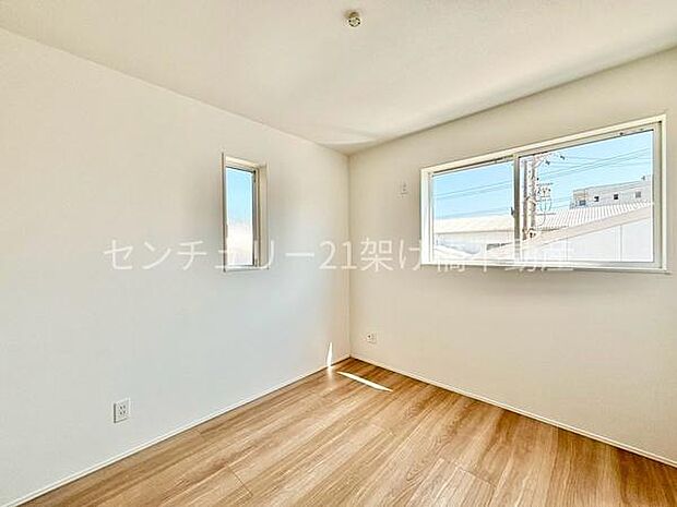 【2階5.25帖寝室】同じ大きさのお部屋を2部屋ご用意しております。全室クローゼット完備