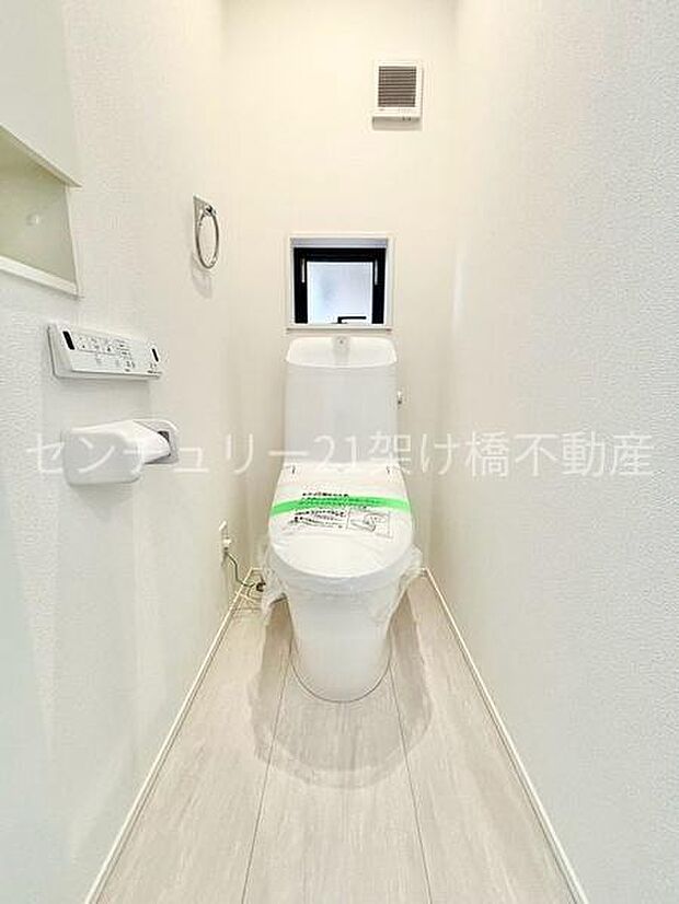 【2Fトイレ】トイレ2箇所ございます。温水洗浄便座で快適にお使いいただけます。