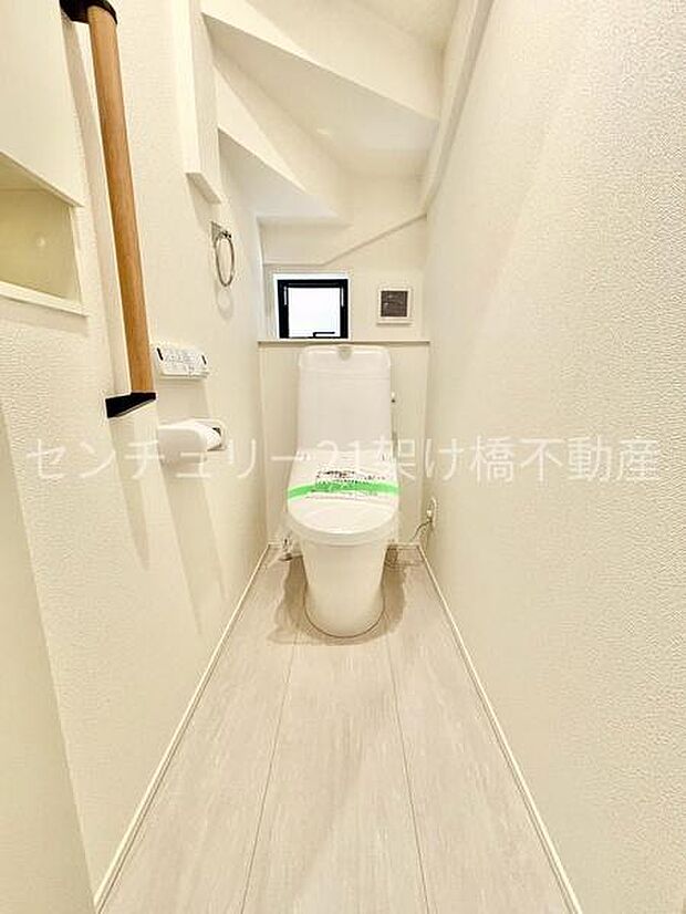 【1Fトイレ】トイレ2箇所ございます。温水洗浄便座で快適にお使いいただけます。