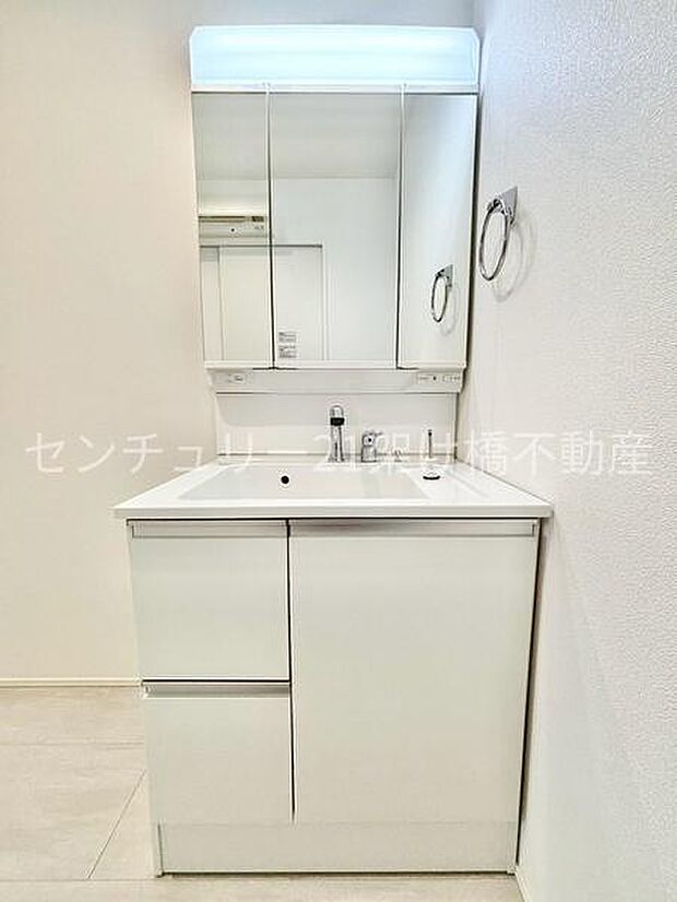 【洗面所】独立洗面台となっております。