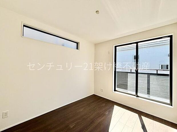 【2階　洋室　5.25帖】2面採光で明るいお部屋です。