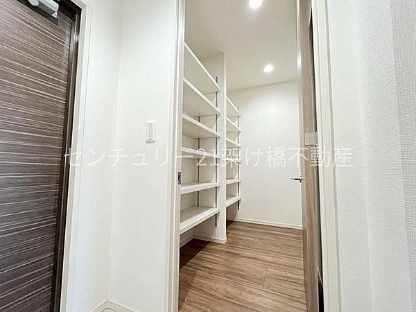 ウォークインシューズクローゼットでたっぷりの収納