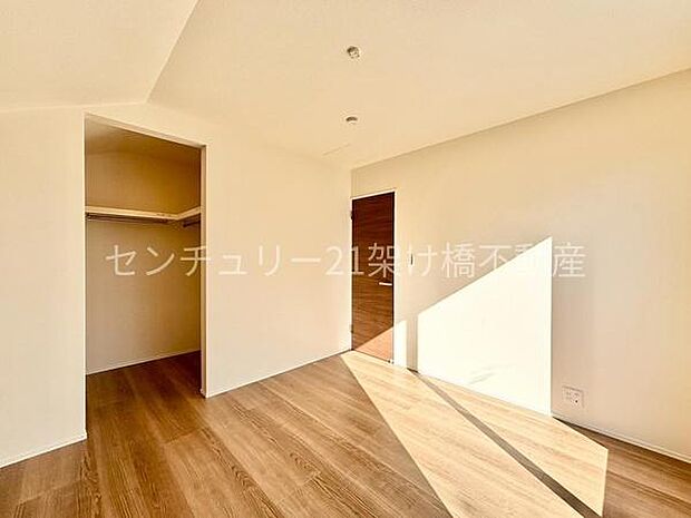 【2F 洋室 6.1帖】ウォークインクローゼットありで主寝室に最適です。