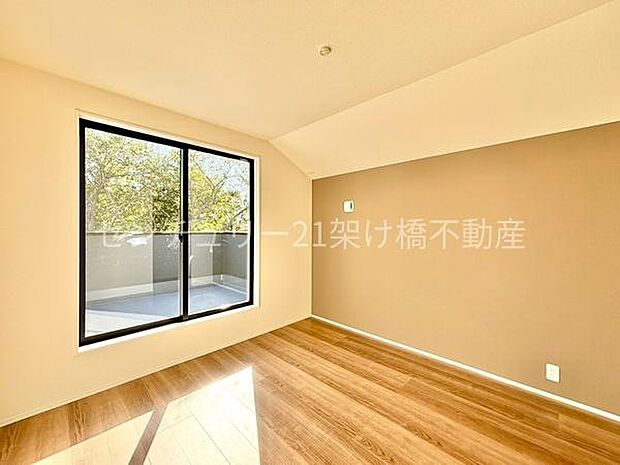 【2F 洋室 6.1帖】バルコニーに面した明るい寝室。