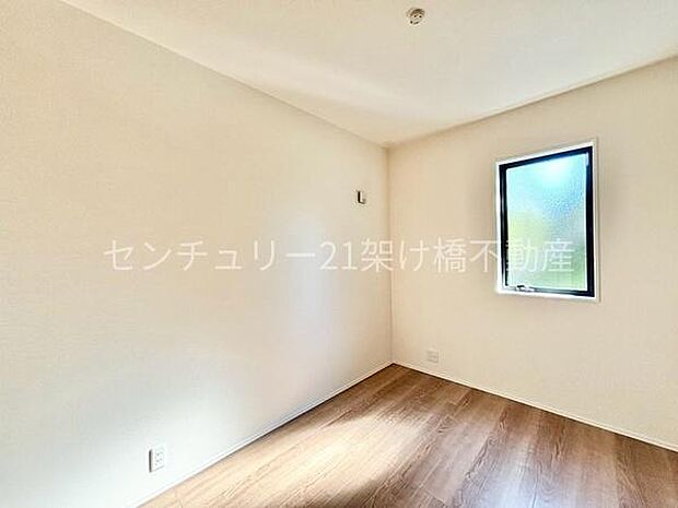 【1F 洋室 4.4帖】リビング隣の洋室です。