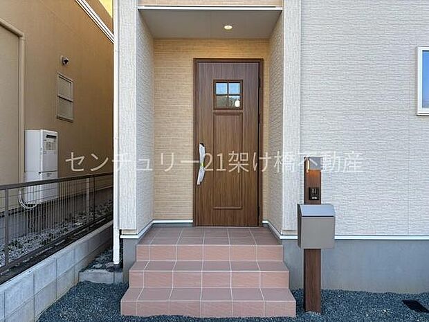 【玄関】採光面があり、明るい玄関です。