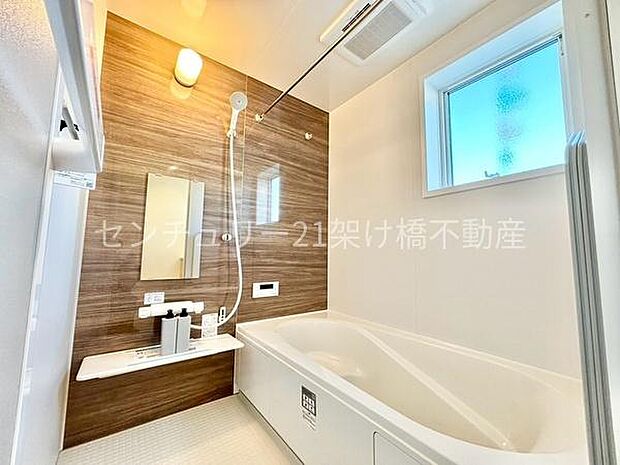 【浴室】浴室乾燥暖房機付きです。雨の日の洗濯物の乾燥やヒートショック対策としてもお使い頂けます。