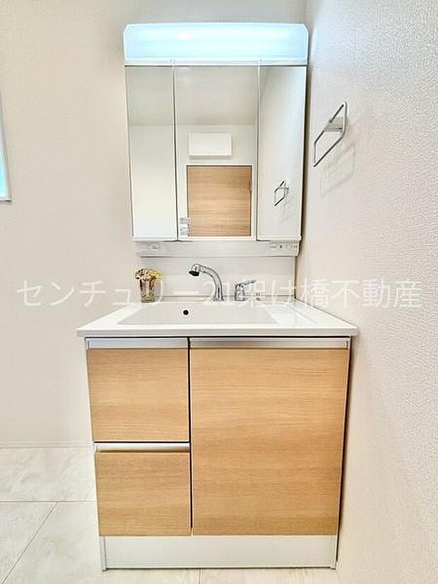 【洗面所】三面鏡の独立洗面台となっております。ストックなどを収納するのに便利な収納・スペースあり