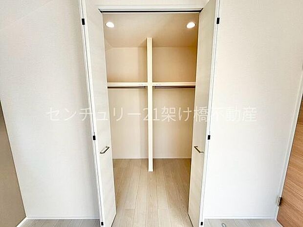 【2階 洋室7帖 ウォークインクローゼット】大型のウォークインクローゼットはお洋服だけでなく季節ものの収納にも〇