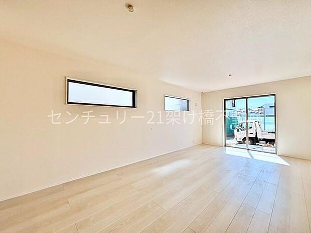【LDK 19帖】別角度防犯面やお子様が大きくなってからも安心なリビングスルー階段採用。