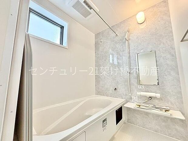 【浴室】浴室乾燥暖房機付きです。雨の日の洗濯物の乾燥やヒートショック対策としてもお使い頂けます。
