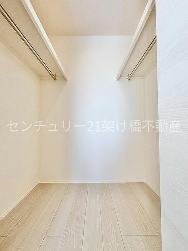 【2階 洋室 7.2帖】ウォークインクローゼット季節物の収納も安心です〇