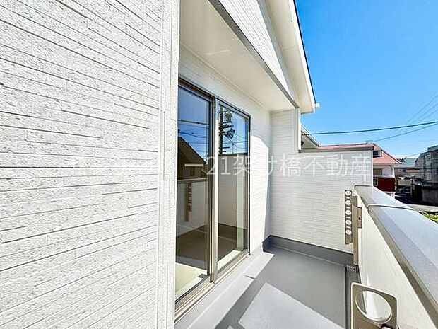 【南西向きバルコニー】日差しをたっぷり受け止めるバルコニーです。