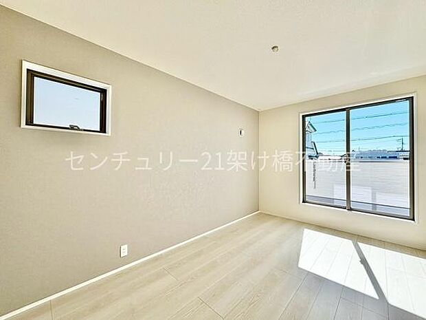 【2階 洋室 7.2帖】バルコニーに面したアクセントクロスがお洒落なこちらの洋室は主寝室にオススメ◎