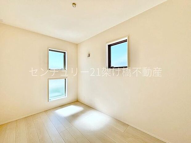 【2階 洋室 5帖】全室2面採光・クローゼット完備!