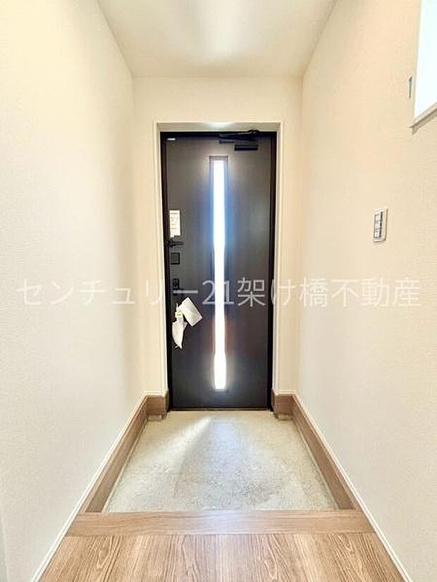 【玄関】採光面があり、明るい玄関です。