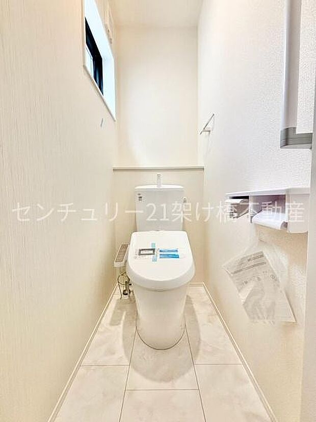 【1階　トイレ】トイレ2箇所ございます。温水洗浄便座で快適にお使いいただけます。