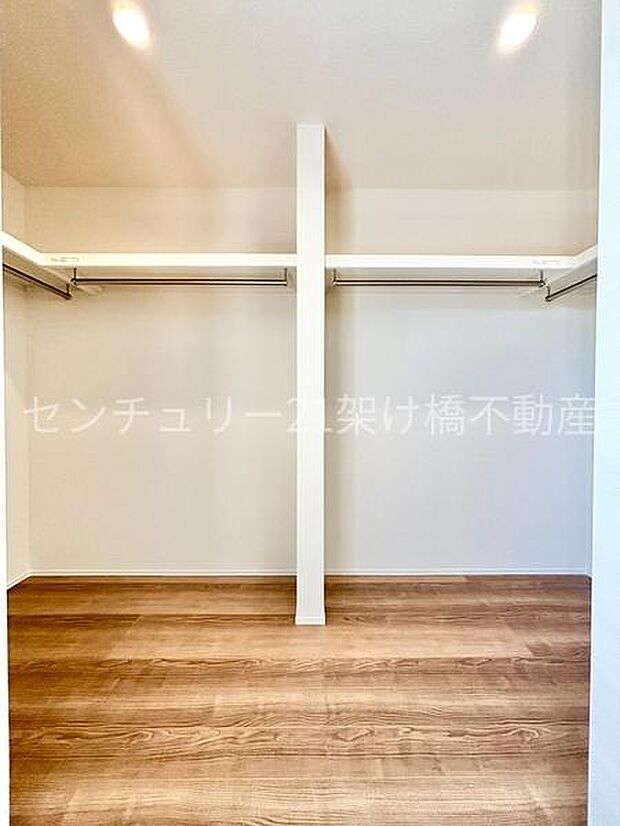 【2階　洋室　8帖】ウォークインクローゼット季節物の収納も安心です。