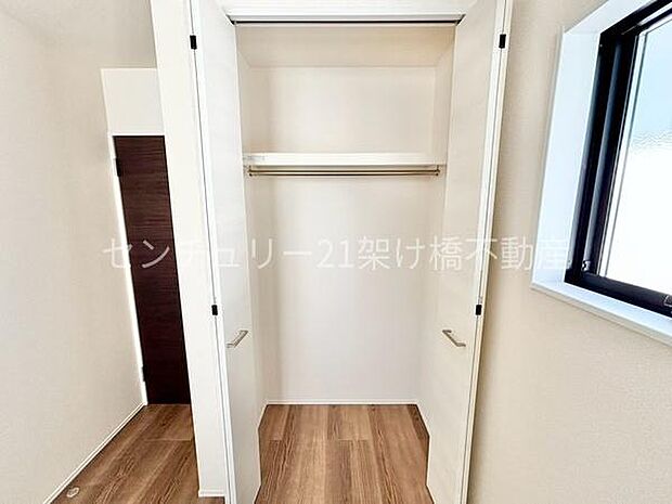 【2階　洋室　5帖】クローゼット上段棚付きで寝具なども収納可能です。