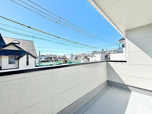 【南向きバルコニー】日差しをたっぷり受け止める南向きのバルコニーです。
