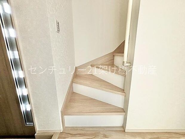 手すり付きの階段は小さなお子様やお年寄りのいるご家庭にも安心です♪