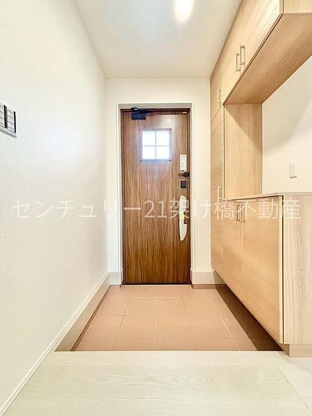 【玄関】採光面があり、明るい玄関です。飾り棚つきシューズボックス
