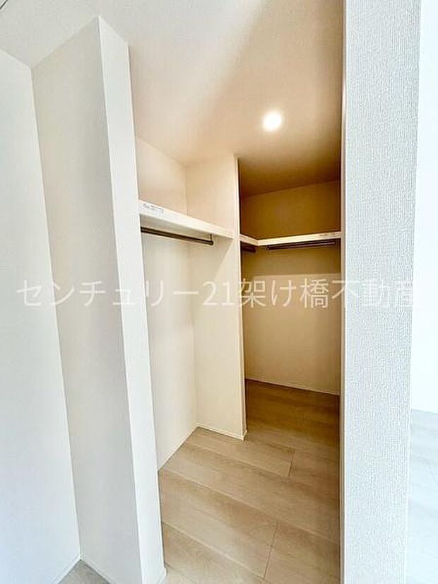 【ウォークインクローゼット】広々としたウォークインクローゼットはお洋服をたっぷり収納できます。