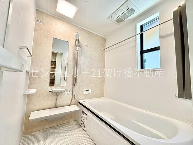 【浴室】浴室乾燥暖房機付きです。雨の日の洗濯物の乾燥やヒートショック対策としてもお使い頂けます。