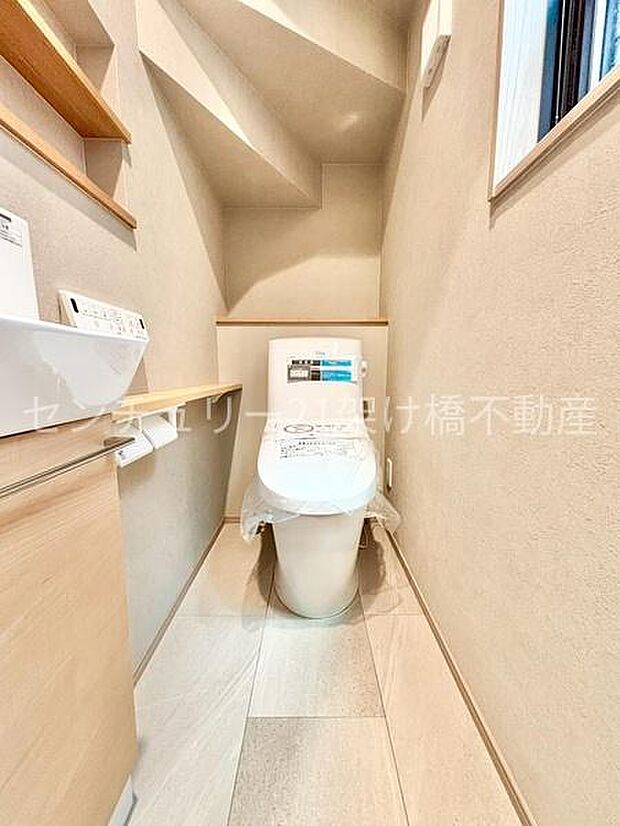 【1階 トイレ】温水洗浄便座で快適にお使いいただけます。