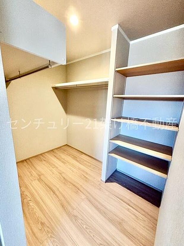 【洋室 8帖】ウォークインクローゼット季節物の収納も安心です◎