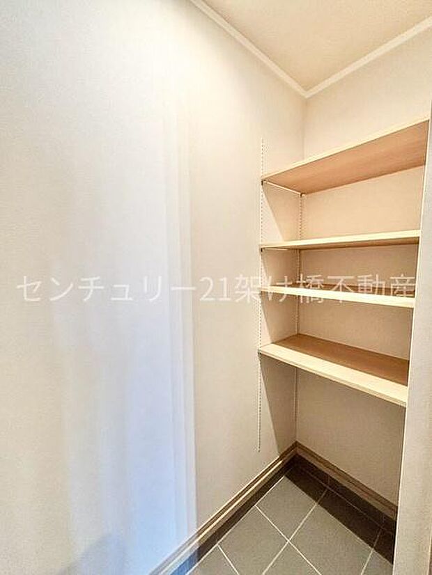 【土間収納】土汚れの気になるアウトドア用品なども収納可能です。