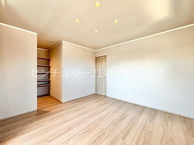 【洋室 8帖】広々としたこちらの洋室は主寝室にオススメ◎大容量ウォークインクローゼットあり!