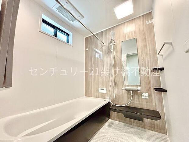 【浴室】浴室乾燥暖房機付きです。雨の日の洗濯物の乾燥やヒートショック対策としてもお使い頂けます。