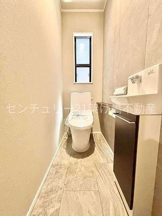 【1階 トイレ】温水洗浄便座で快適にお使いいただけます。