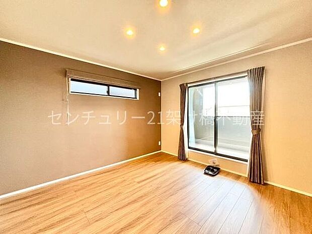 【2階 洋室 8帖】バルコニーに面した明るい洋室♪主寝室としてもおすすめ◎