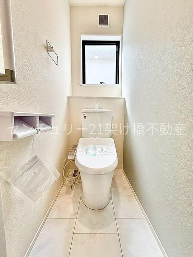 【1階 トイレ】温水洗浄便座で快適にお使いいただけます。