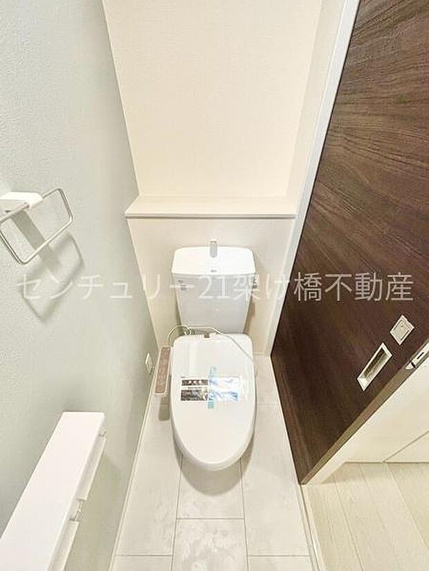 【1階 トイレ】温水洗浄便座で快適にお使いいただけます。