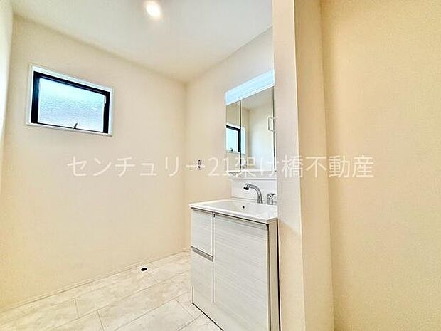 【洗面所】独立洗面台となっております。