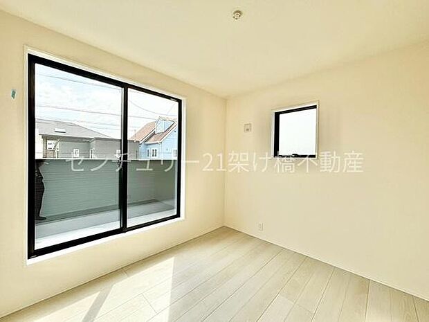 【2F 洋室 5.4帖】バルコニーへアクセス可能な南側のお部屋です。