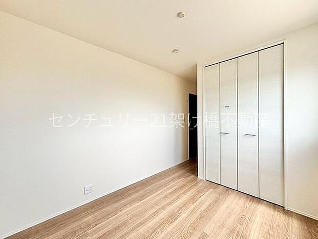 2階 洋室 5.7帖全室収納完備!