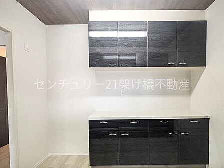 キッチンは天井高のカップボード