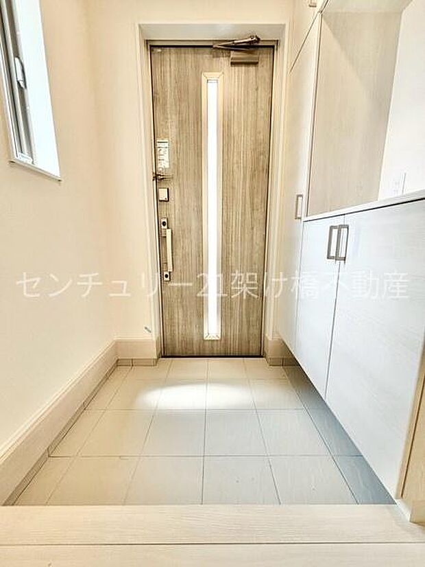 【玄関】採光面があり、明るい玄関です。