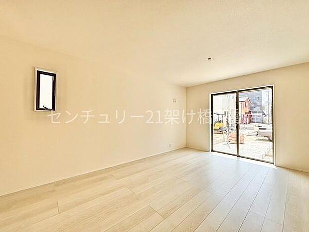 【ＬＤＫ　16．75帖】お料理をしながらダイニングを見渡せるLDK。広々明るいリビングです♪