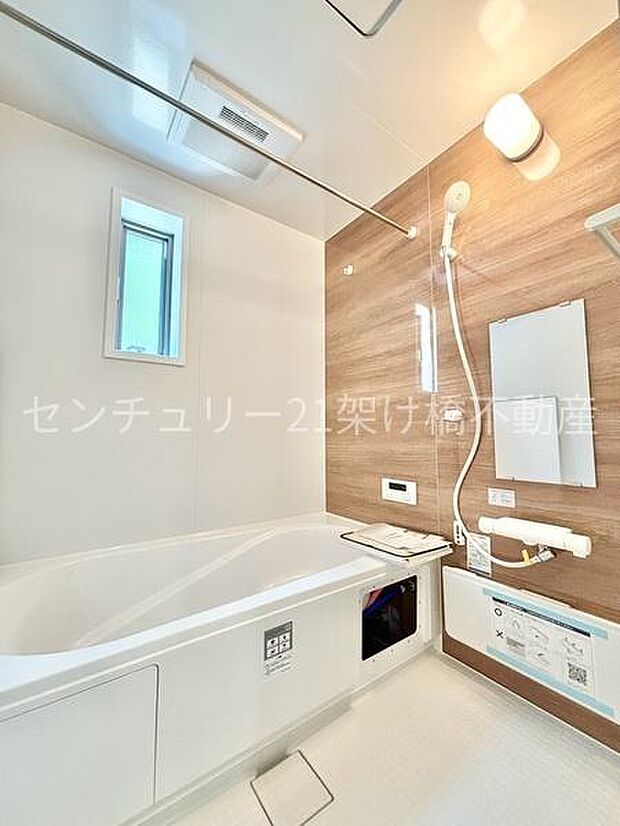 【浴室】窓があるので明るさや換気もバッチリです。