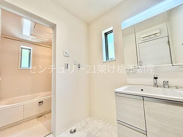 【洗面所】三面鏡の独立洗面台となっております。オシャレな洗面台で収納もバッチリ〇