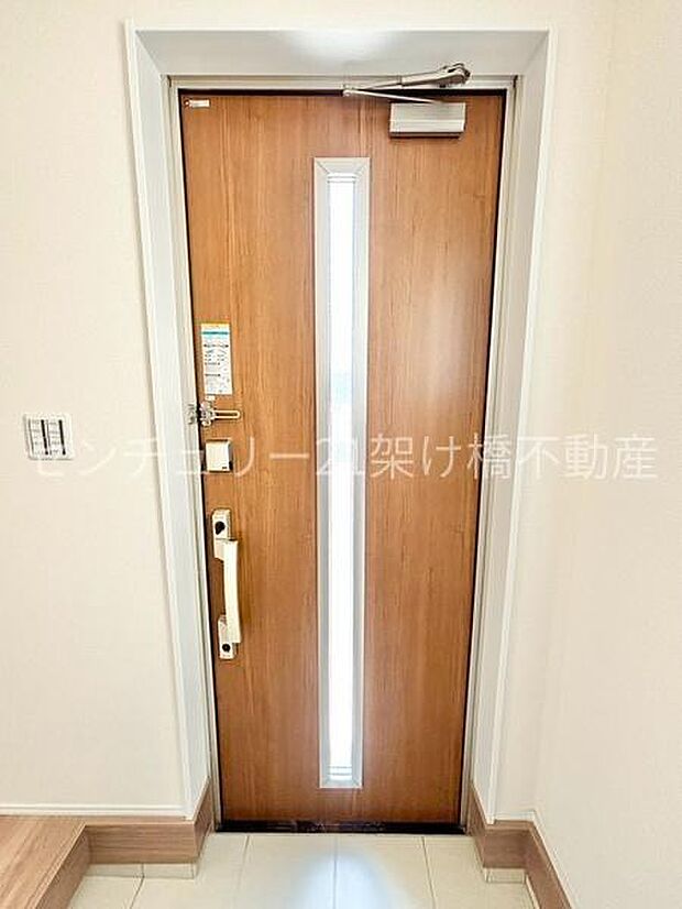 【玄関】採光面があり、明るい玄関です。